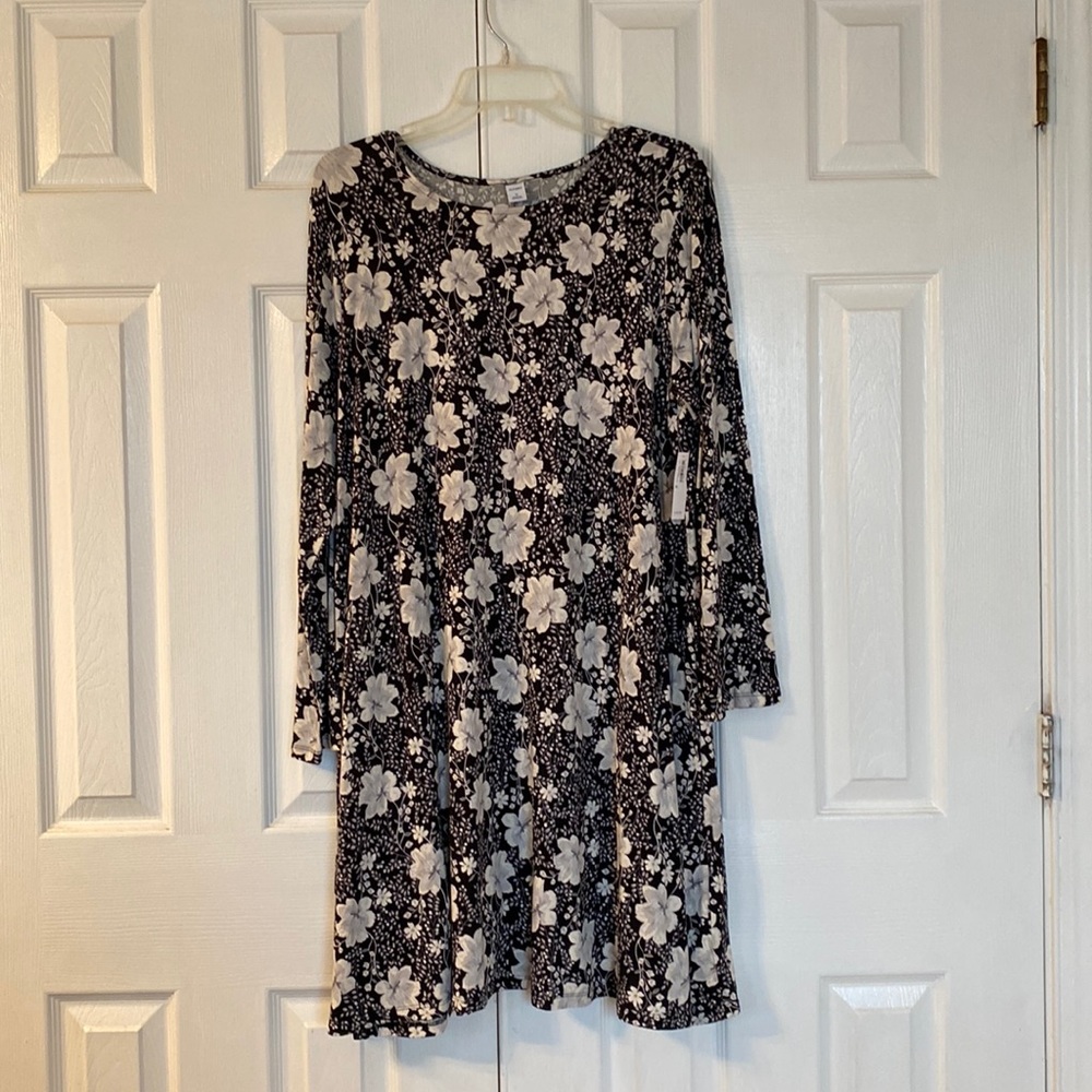 Brand new with tags Old Navy long sleeve black floral dress